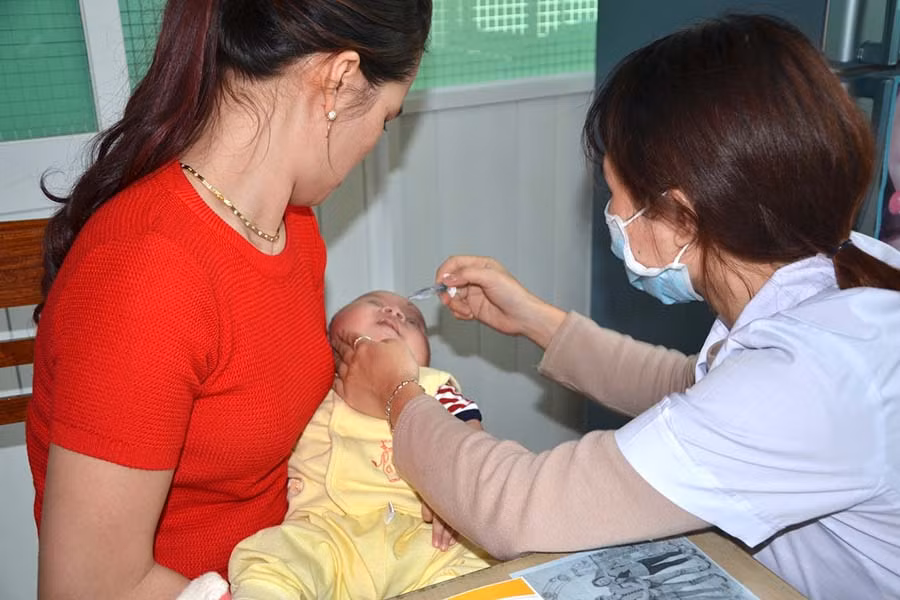 Cho trẻ từ 2 đến 6 tháng tuổi uống đủ 2 liều Rotavirus để phòng ngừa bệnh đường tiêu hóa. Ảnh: T.Đ Cho trẻ từ 2 đến 6 tháng tuổi uống đủ 2 liều Rotavirus để phòng ngừa bệnh đường tiêu hóa. Ảnh: T.Đ