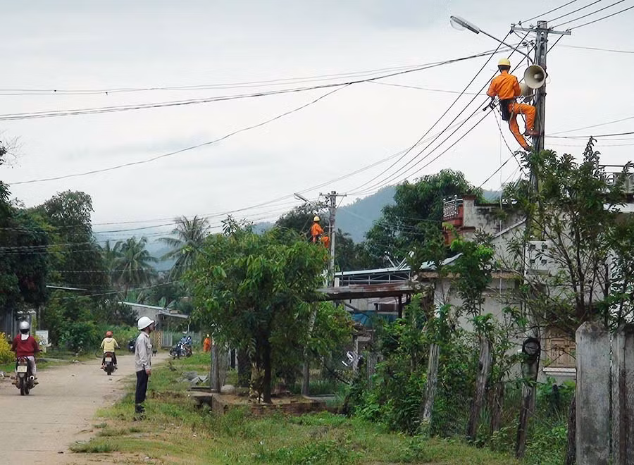  Điện lực Krông Pa thi công lắp đặt bóng đèn đường. Ảnh: H.D