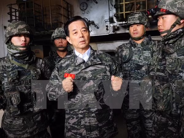  Bộ trưởng Quốc phòng Hàn Quốc Han Min-koo (giữa). (Ảnh: EPA/TTXVN)