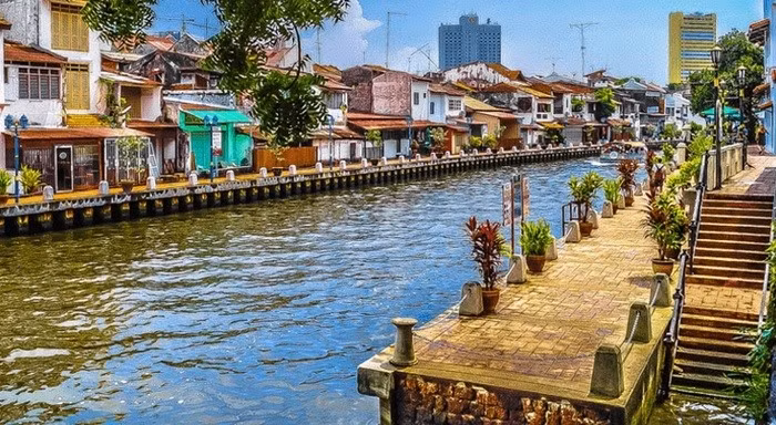Du khách đến đây sẽ bị chinh phục bởi không gian cổ kính, yên ả và tĩnh lặng. Du khách đến đây sẽ bị chinh phục bởi không gian cổ kính, yên ả và tĩnh lặng.