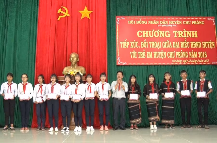 Đồng chí Bùi Viết Hội-Bí thư Huyện ủy Chư Prông tặng quà cho các em học sinh trong buổi đối thoại. Ảnh: Khánh Linh 1Đồng chí Bùi Viết Hội tặng quà cho các em học sinh trong buổi đối thoại. Ảnh: Khánh Linh