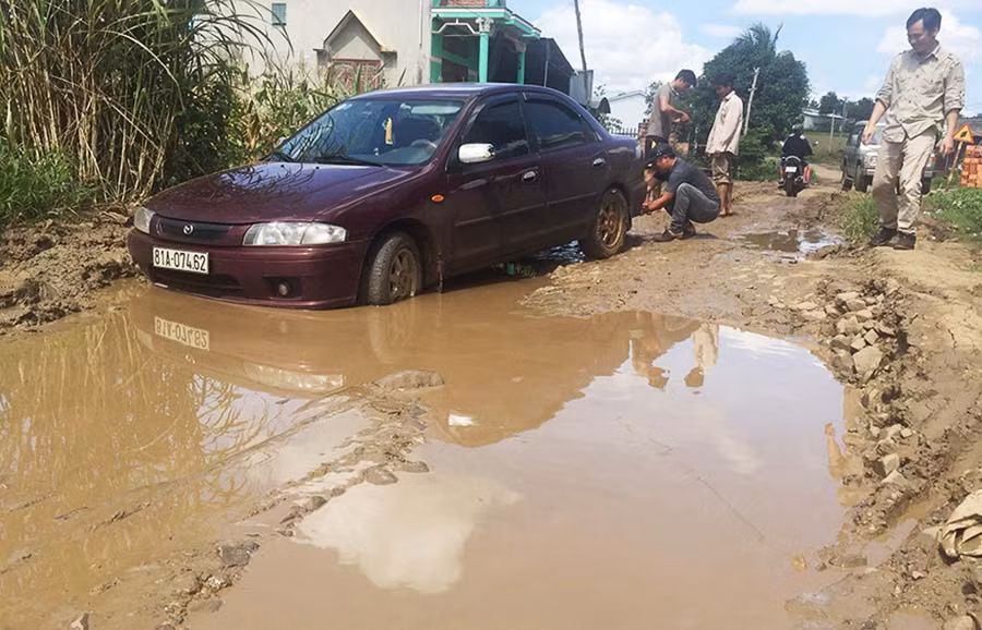  Mặt đường xuất hiện nhiều vũng lầy khiến các phương tiện bị mắc kẹt. Ảnh: l.v.n