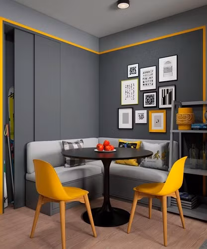 Sử dụng ghế sofa kê sát tường cùng kiểu dáng bàn tròn giúp phòng ăn “ăn gian” được diện tích.