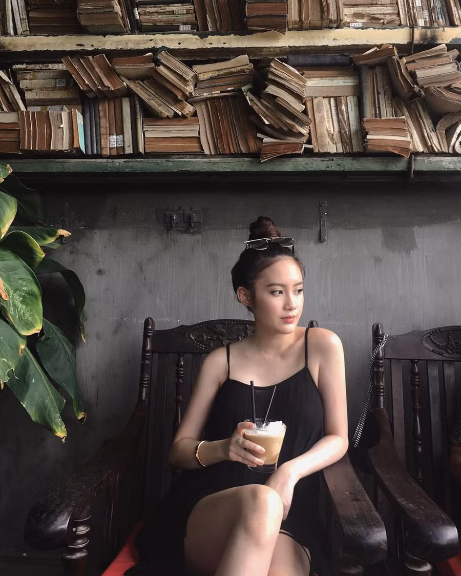  Giống chị gái của mình, Chichi luôn dành thời gian rảnh uống cà phê Hà Nội. Hiện hot girl Lào gốc Việt sở hữu hơn 460.000 lượt theo dõi. Cô là du học sinh tại Anh và gương mặt đại diện cho nhiều nhãn hàng.