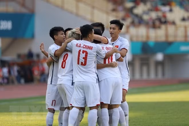  Các cầu thủ Olympic Việt Nam ăn mừng bàn thắng mở tỷ số ở phút thứ 2 của tiền vệ Quang Hải. (Ảnh: Hoàng Linh/TTXVN)