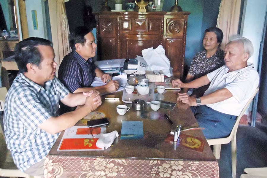 Ông Nguyễn Thái Thưởng (bìa phải) trò chuyện với tác giả (áo ca rô). Ảnh: Quốc Ninh