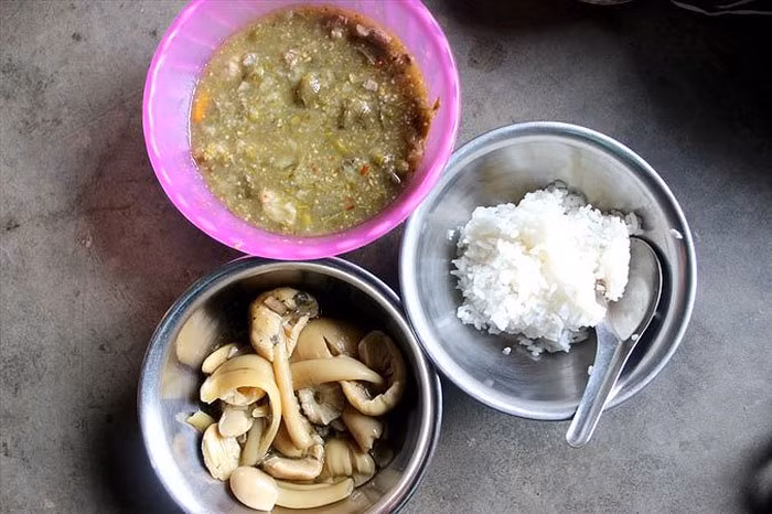 Món nấm xào trong bữa ăn của người Tây Nguyên.