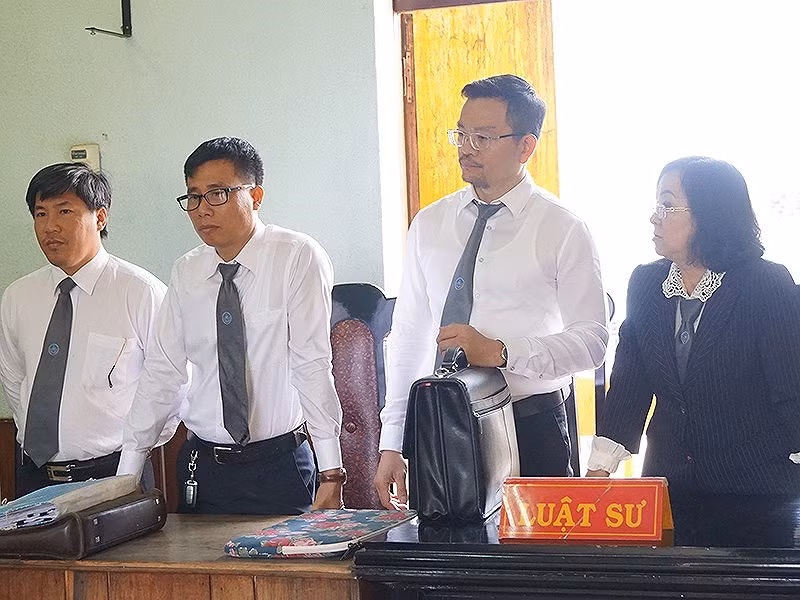 Các luật sư từng bào chữa trong vụ án. Ảnh: NGÂN NGA Các luật sư từng bào chữa trong vụ án. Ảnh: NGÂN NGA
