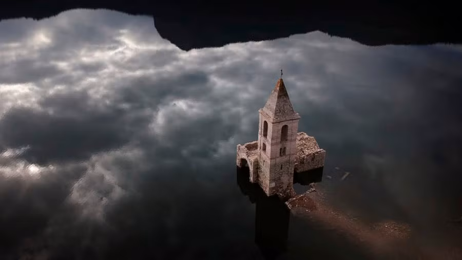  Vilanova de Sau, Catalonia, Tây Ban Nha: Di tích của một ngôi làng cổ được phát hiện trong hồ chứa ở Vilanova de Sau sau khi mực nước xuống quá thấp. (Nguồn: Associate Press)