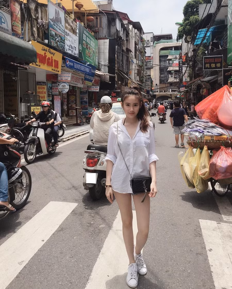 Trước đó, em gái nổi tiếng của Ketmany là Phoiphailin Sivilay (21 tuổi, nickname Chichi) cũng từng nhiều lần khoe ảnh chụp tại Việt Nam. Địa điểm yêu thích của Chichi mỗi khi về nước là phố cổ. Cô thường diện trang phục đơn giản nhưng vẫn nổi bật mỗi lần về thăm quê.