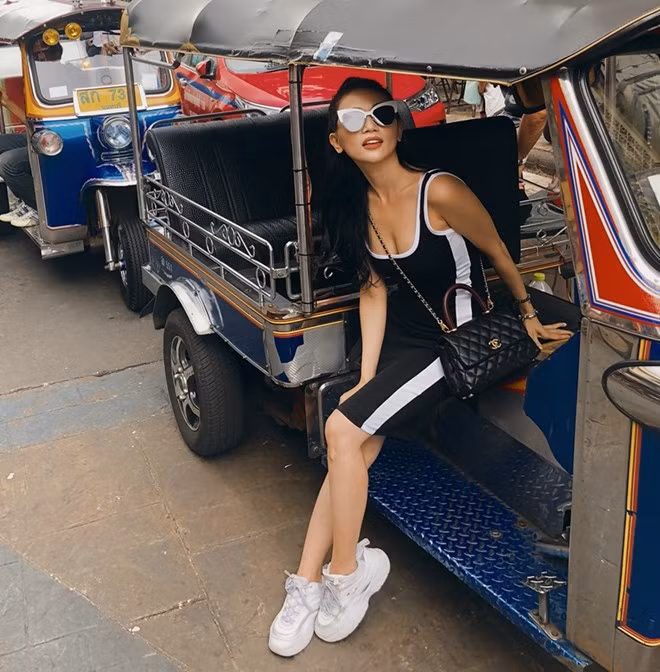 Sĩ Thanh thu hút chú ý với đầm dáng ôm, tôn lên đường cong nuột nà. Cô nàng điểm trang bộ cánh bằng túi Chanel, mang giày thể thao để làm tăng phong cách năng động.