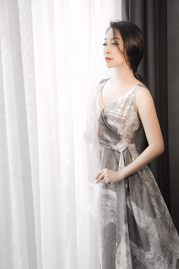  Bộ ảnh được thực hiện với sự hỗ trợ của nhiếp ảnh Kim Bánh Trôi Nước, trang điểm Xi Quân Lê. 