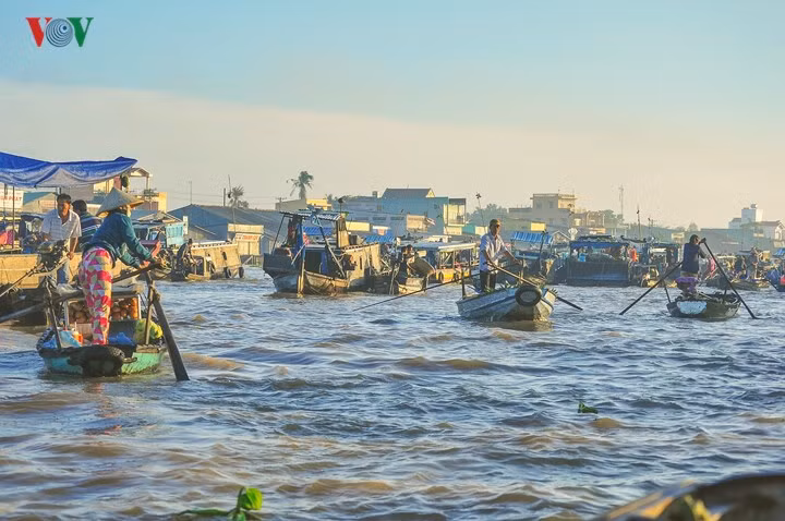  Đi Chợ nổi: Chợ nổi là nét văn hóa riêng có của miền Tây sông nước. Những chợ nổi lớn nhất mà du khách nên ghé là chợ nổi Cái Răng (Cần Thơ), Cái Bè (Tiền Giang), Ngã Năm (Sóc Trăng), Ngã Bảy (Hậu Giang), Long Xuyên (An Giang)…