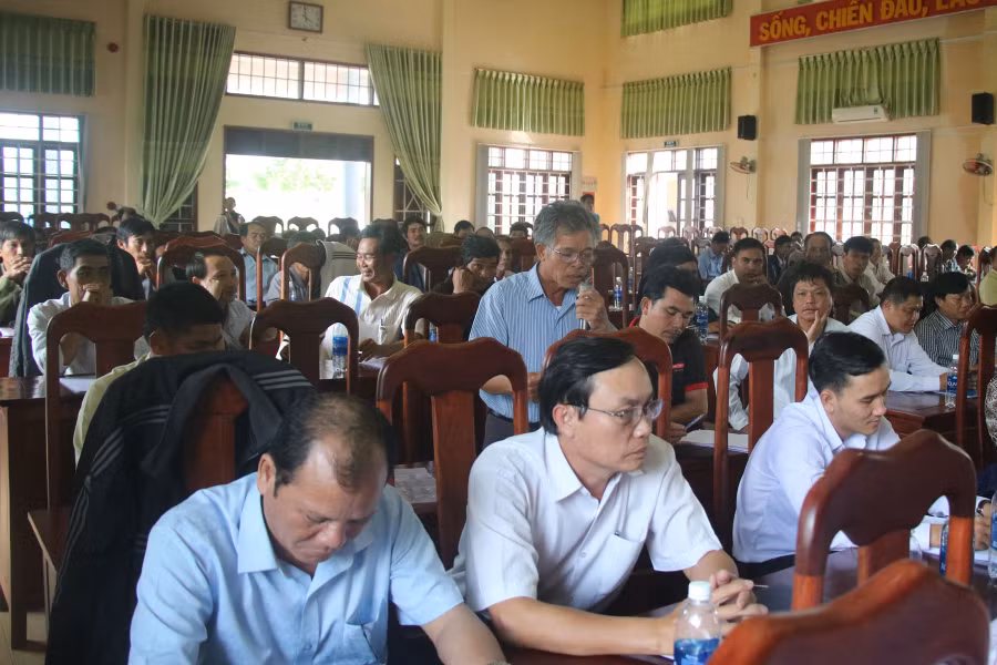 Nông dân bày tỏ những thắc mắc về cơ chế chính sách tín dụng. Ảnh: N.T