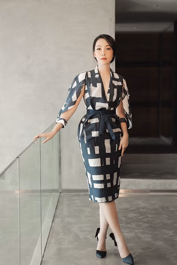 Váy thắt eo được bố trí thêm tay áo cut out mới lạ. Kỹ thuật cắt may mang tới nét phá cách vừa đủ và vẫn giữ được nét trang nhã cho quý cô văn phòng. 