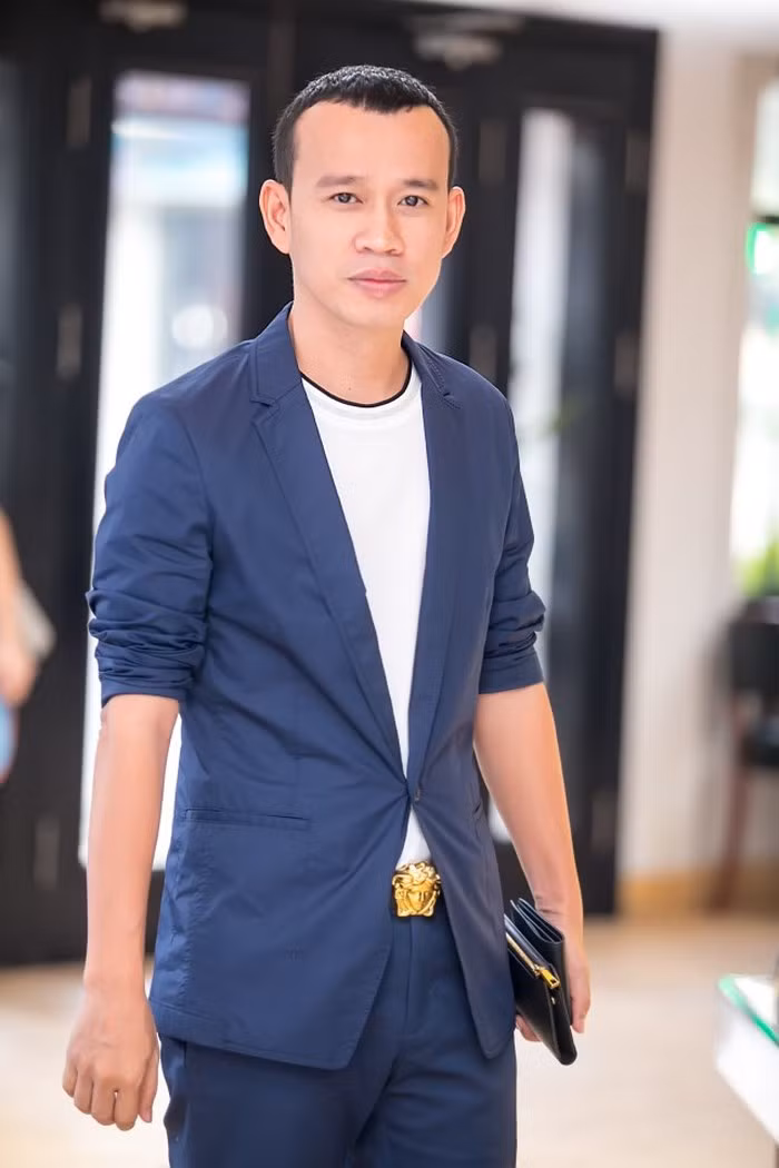 Ông bầu Phúc Nguyễn cho rằng việc chân dài cặp đại gia là điểu rất bình thường trong showbiz.