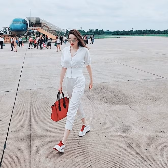 Bảo Thy cũng là tín đồ của áo tay phồng, mix ăn ý với quần jogger và giày thể thao tiệp màu. Điểm nhấn cho bộ đồ trắng chính là chiếc túi Céline đỏ yêu thích của nữ ca sĩ.