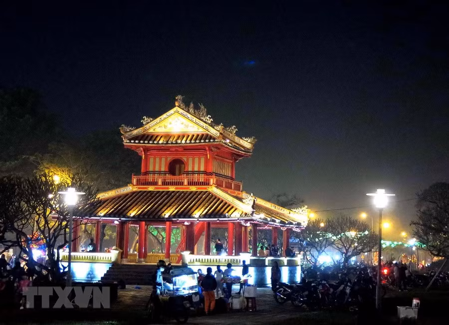 Cùng với thắp sáng Kỳ Đại Huế, Phu Văn Lâu cũng được chiếu sáng rực rỡ vào ban đêm.