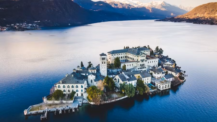  Hồ Orta, Italy: Cảnh mặt trời lặn trên Isola San Giulio (Đảo St Julius), Hồ Orta. (Nguồn: Pacific Press / Sipa)