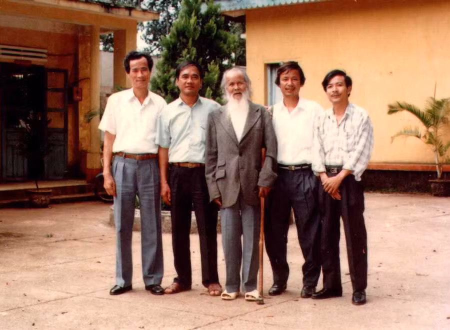  Anh hùng Núp (giữa) cùng tác giả và các nhà văn trong một chuyến công tác tại Kon Tum. Ảnh: H.H.G