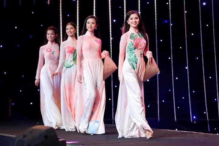  Với những sắc màu tươi trẻ, nền nã, các thí sinh vòng Chung kết toàn quốc lại một lần nữa thể hiện nét duyên dáng của mình. 