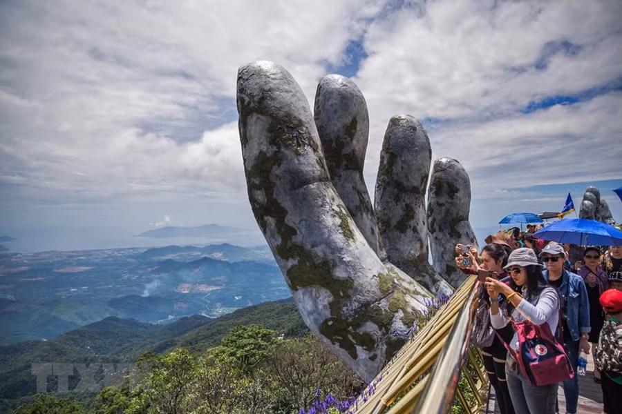  Cầu Vàng nằm giữa trời mây mang lại trải nghiệm thú vị cho những du khách đến tham quan, ngắm cảnh tại đây.
