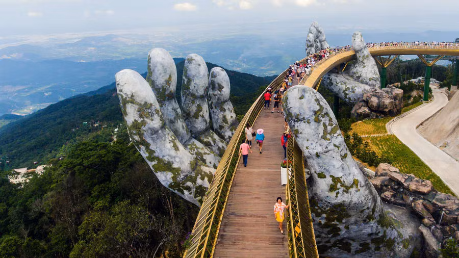  Bà Nà: Cầu Vàng dài 150 m nằm trên dãy Trường Sơn. được đỡ bởi đôi bàn tay khổng lồ. (Nguồn: EPA)