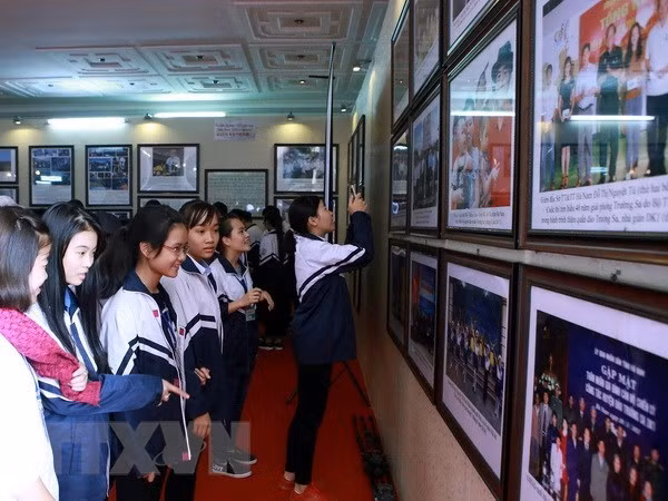  Khách thăm quan triển lãm bản đồ và trưng bày tư liệu “Hoàng Sa, Trường Sa của Việt Nam-Những bằng chứng lịch sử và pháp lý” tại Ninh Bình. (Ảnh: Hoàng Hùng/TTXVN)