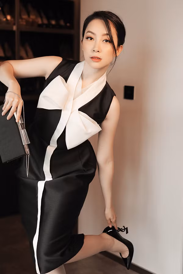 Ngoài váy áo đi làm, trang phục tham gia tiệc tùng, hội nghị và các sự kiện quan trọng của công ty cũng được chị em công sở quan tâm.