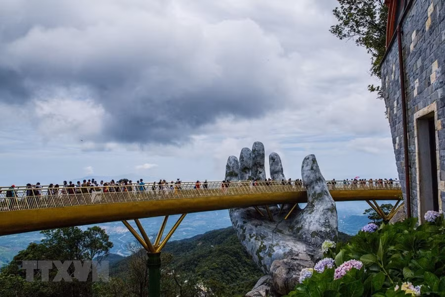 Cầu Vàng được hai bàn tay khổng lồ nâng đỡ, nằm trên khu nghỉ dưỡng Bà Nà Hills ở Đà Nẵng. 