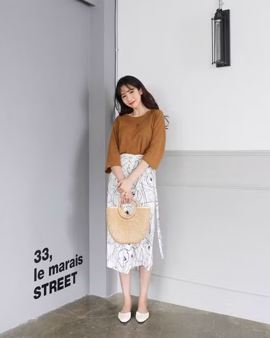 Song song với váy đơn sắc, các nhà mốt còn giới thiệu nhiều mẫu họa tiết độc đáo và lạ mắt. Song song với váy đơn sắc, các nhà mốt còn giới thiệu nhiều mẫu họa tiết độc đáo và lạ mắt.