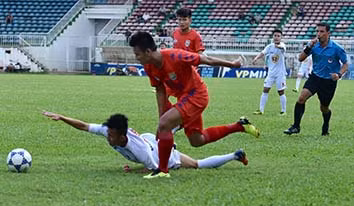 Cầu thủ HAGL (áo trắng) thất bại 1-2 trước U21 B.Bình Dương, Ảnh: Minh Vỹ