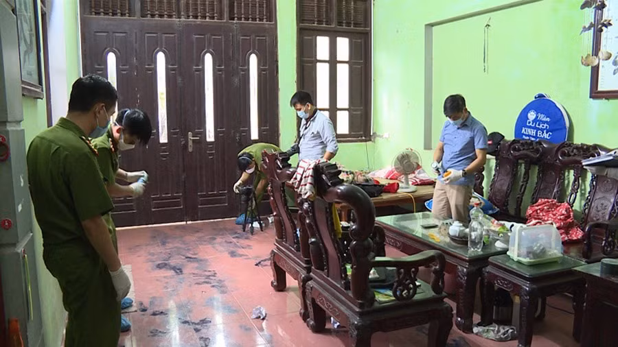 Lực lượng chức năng khám nghiệm hiện trường vụ án.