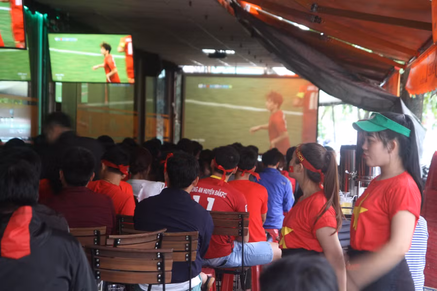Các quán cà phê đều rơi vào tình trạng quá tải. 