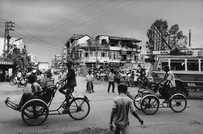Patrick Zachmann là nhiếp ảnh gia Pháp sinh năm 1955. Ông bắt đầu hành nghề chụp ảnh tự do từ năm 1976 và trở thành thành viên của tạp chí ảnh quốc tế Magnum Photos từ năm 1990.