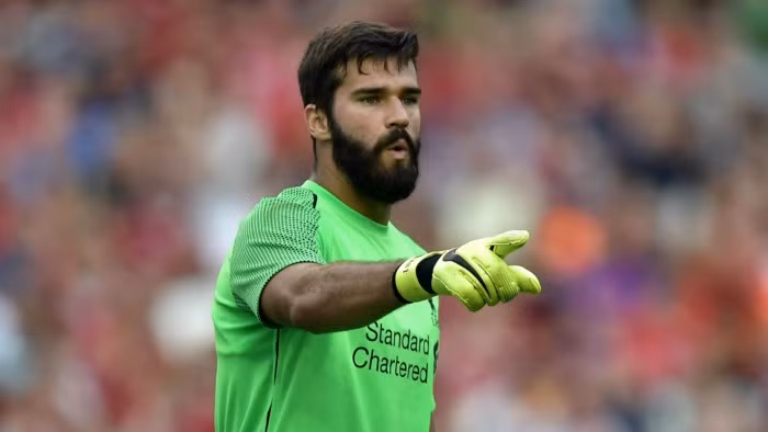 Alisson liệu có giải quyết được bài toán trong khung gỗ của Liverpool?