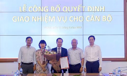 Ông Nguyễn Đăng Nguyên (cầm hoa ở giữa) tại lễ công bố quyết định nhận nhiệm vụ Tổng giám đốc. Ảnh: MobiFone.