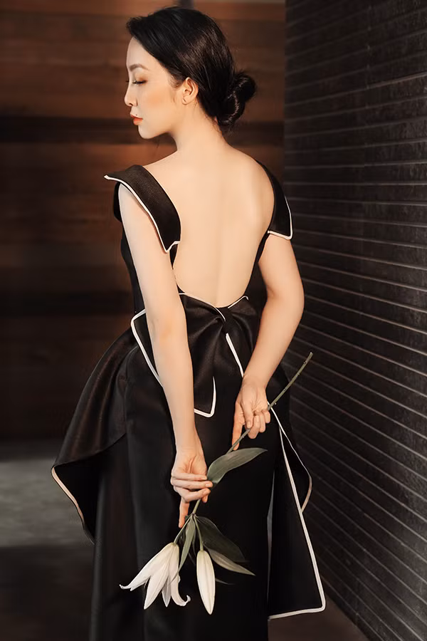 Xu hướng khoe lưng trần nuột nà ở mùa thời trang 2018 cũng được nhà mốt Việt nhanh chóng cập nhật. 