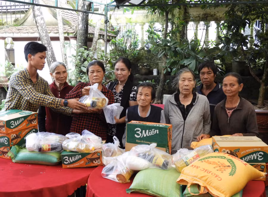 Chùa Bửu Châu tặng tặng quà cho các hộ nghèo. Ảnh: Thanh Nhật