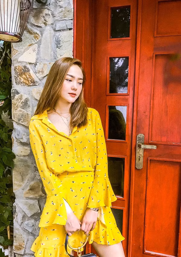 Minh Hằng đón mùa thu bằng váy sơ mi có sắc vàng và hoạ tiết tiệp màu chân váy vạt xéo.