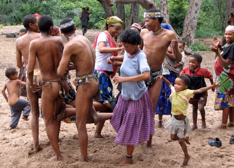  Khu trại di động-Nhoma Camp chính là nơi du khách có thể sống và giao lưu cùng với những người dân của bộ lạc