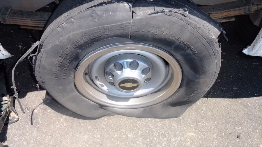 Lốp xe quá cũ không thay là một trong những nguyên nhân dẫn đến tình trạng nổ lốp.