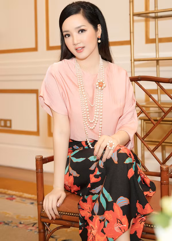 Người đẹp 47 tuổi cũng đeo vòng cổ ngọc trai để thêm phần sang trọng.