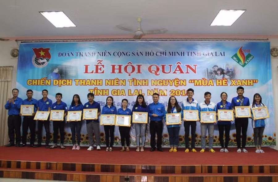Tặng Bằng khen của Tỉnh đoàn cho 15 cá nhân có thành tích xuất sắc. Ảnh: Phan Lài