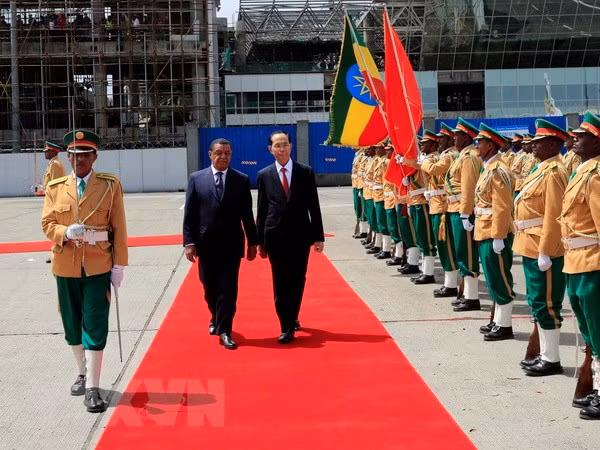 Chủ tịch nước Trần Đại Quang và Tổng thống Mulatu Teshome duyệt đội danh dự tại Lễ đón chính thức. (Ảnh: Nhan Sáng/TTXVN)