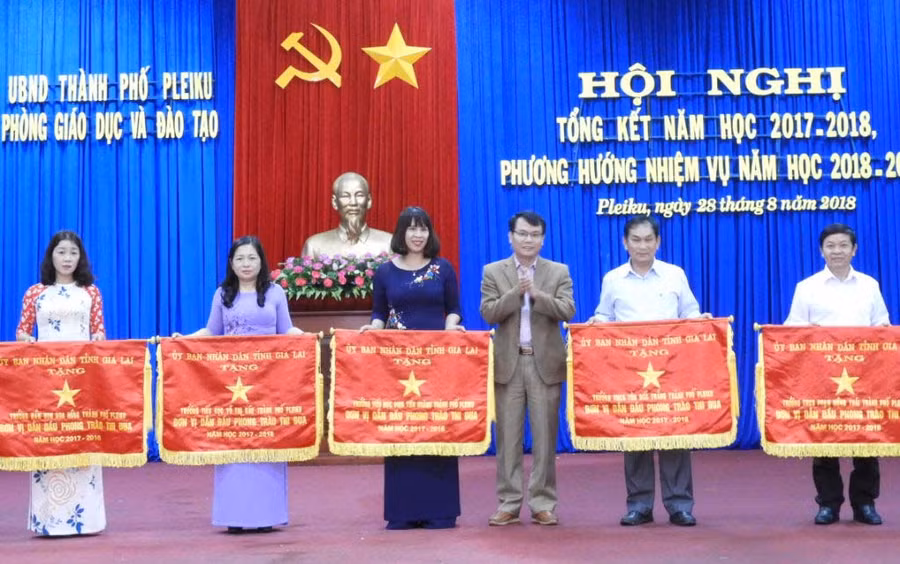 Các tâp thể được nhận cờ thi đua của UBND tỉnh. Ảnh: Thanh Nhật 