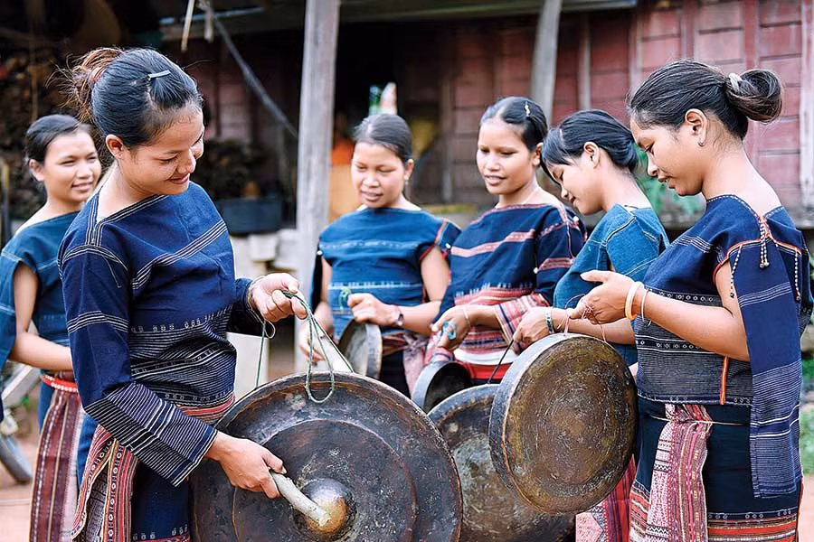  Đội cồng chiêng nữ xã Tơ Tung (huyện Kbang) luôn duy trì hoạt động để bảo tồn văn hóa cồng chiêng. Ảnh: Đức Thụy