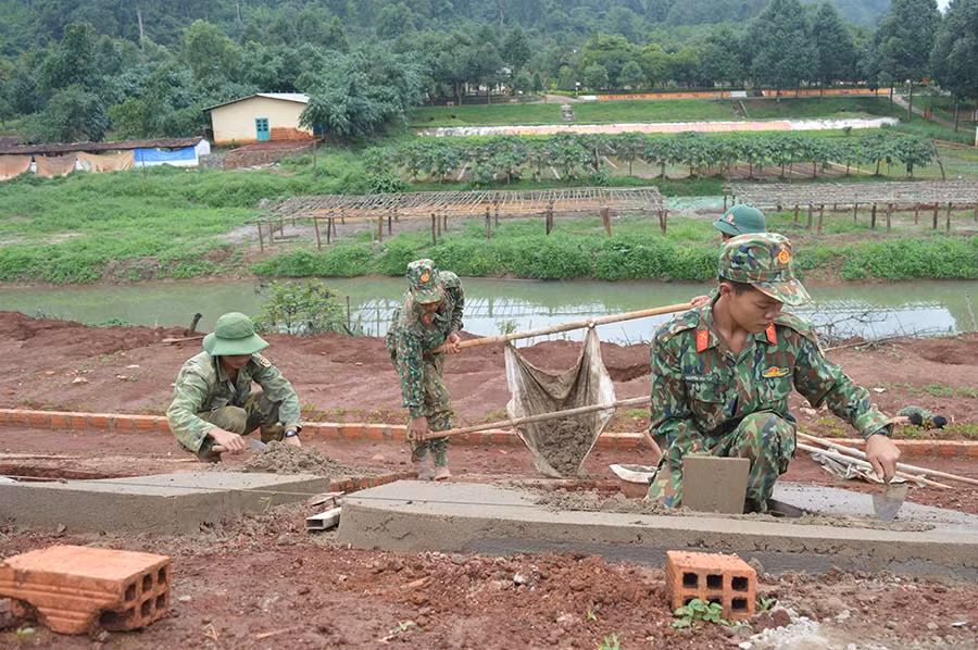 Các chiến sĩ trong tổ thợ xây đang hoàn hiện công trình. Ảnh: Phương Dung