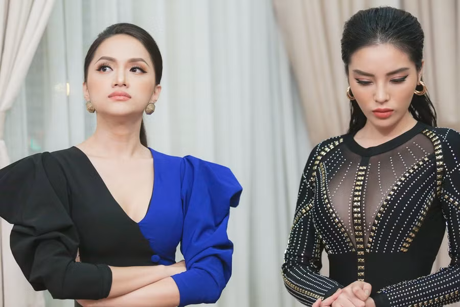 Nhiều khán giả nhận định chương trình Siêu mẫu Việt Nam năm nay, chắc chắn sẽ xảy ra nhiều màn tranh cãi, đối đầu "nảy lửa" của 2 hoa hậu Nhiều khán giả nhận định chương trình Siêu mẫu Việt Nam năm nay, chắc chắn sẽ xảy ra nhiều màn tranh cãi, đối đầu