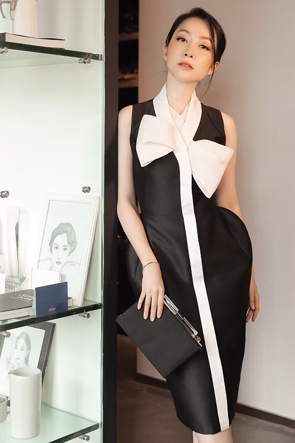 Trang phục đi tiệc cho giới văn phòng thay vì đính kết cầu kỳ lại được tạo điểm nhấn bằng tông màu trang nhã, phom dáng tôn nét sang trọng. 